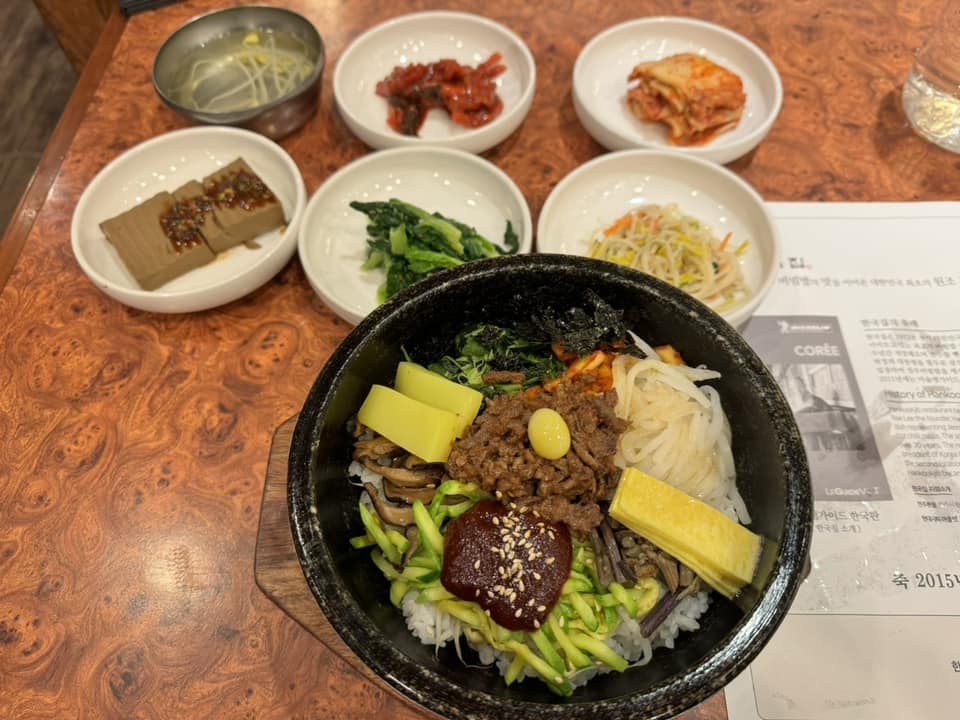 한국집에서 제공된 비빔밥과 반찬·국 (2024년)