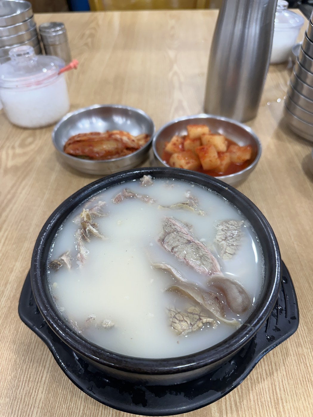 이문설농탕의 설렁탕과 반찬 (2024년) · 출처는 영업시간·등록 정보에서 확인