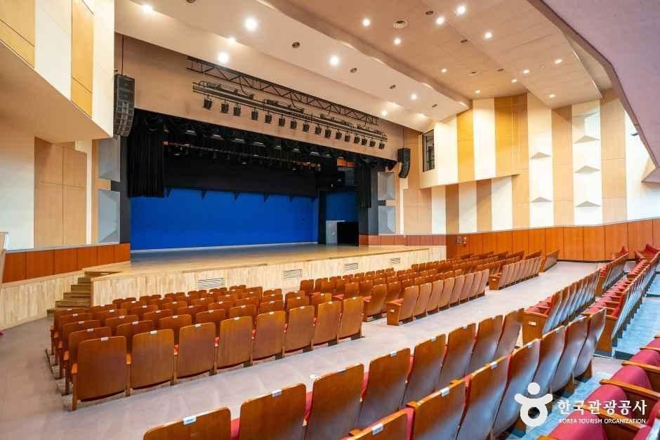전주 덕진예술회관 모습 (한국관광공사 사진)