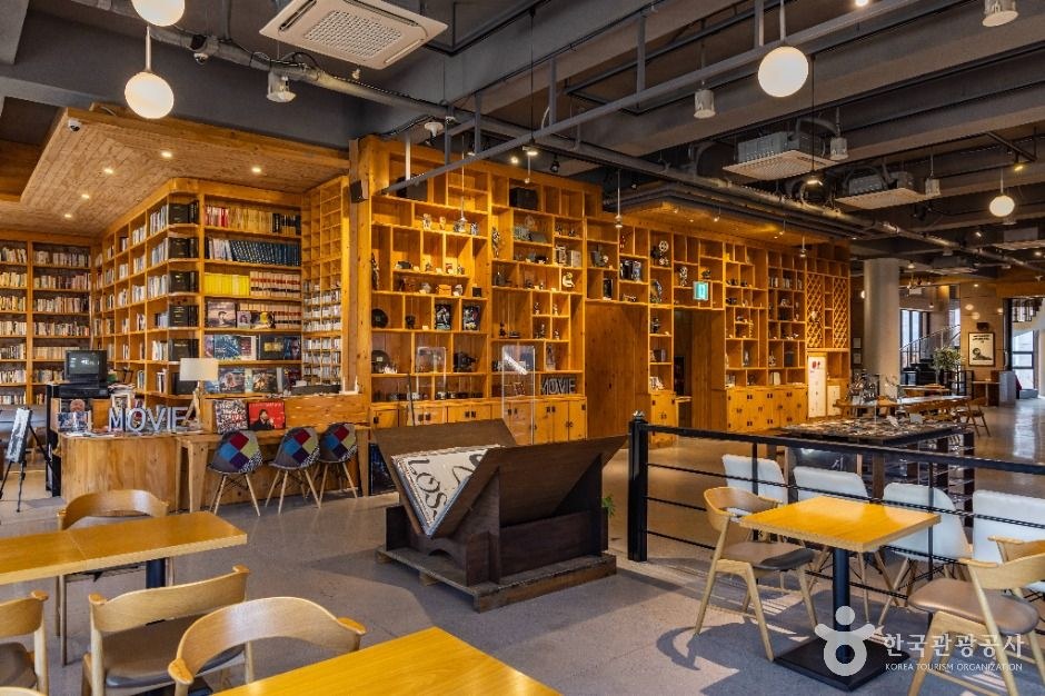 전주영화호텔 영화도서관 모습 (한국관광공사 사진)
