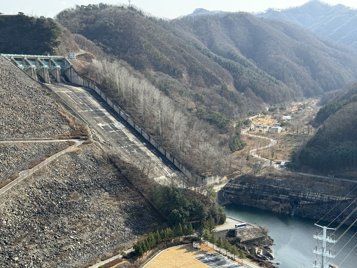 산자락 사이 소양강댐의 사면과 아래쪽 물길 (2023년)