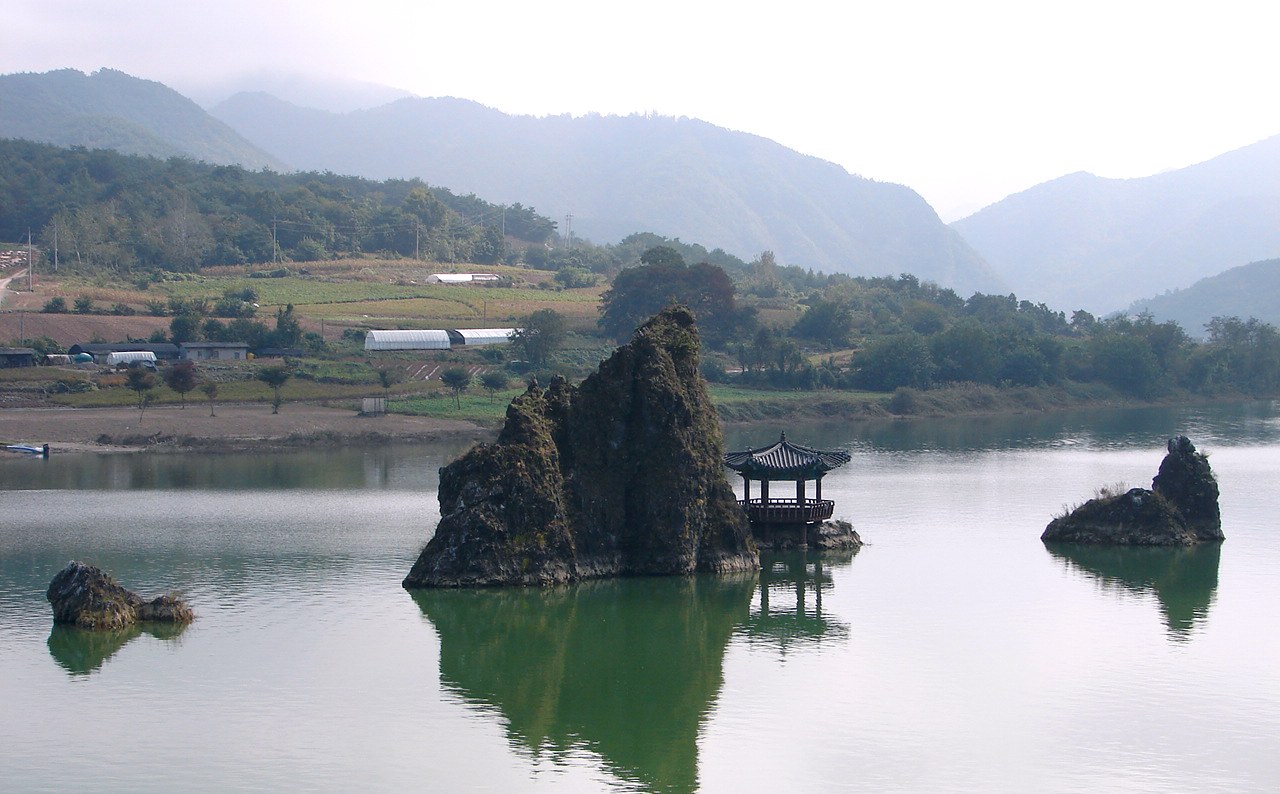 강물 위 도담삼봉 바위와 정자 (2007년)