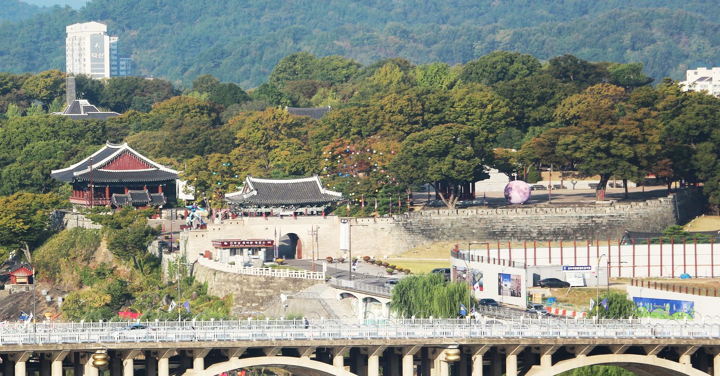 강 건너에서 바라본 진주성 성벽과 누각 (2022년)